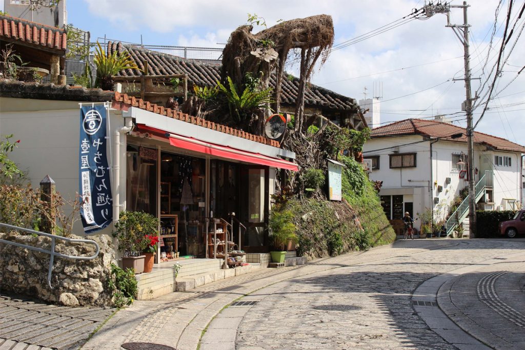 これを知れば沖縄通！焼物市場 壺屋やちむん通り | いこい